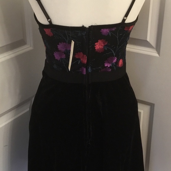 Francesca's Tara Embroidered Velvet Dress NWT Med - Picture 6 of 8